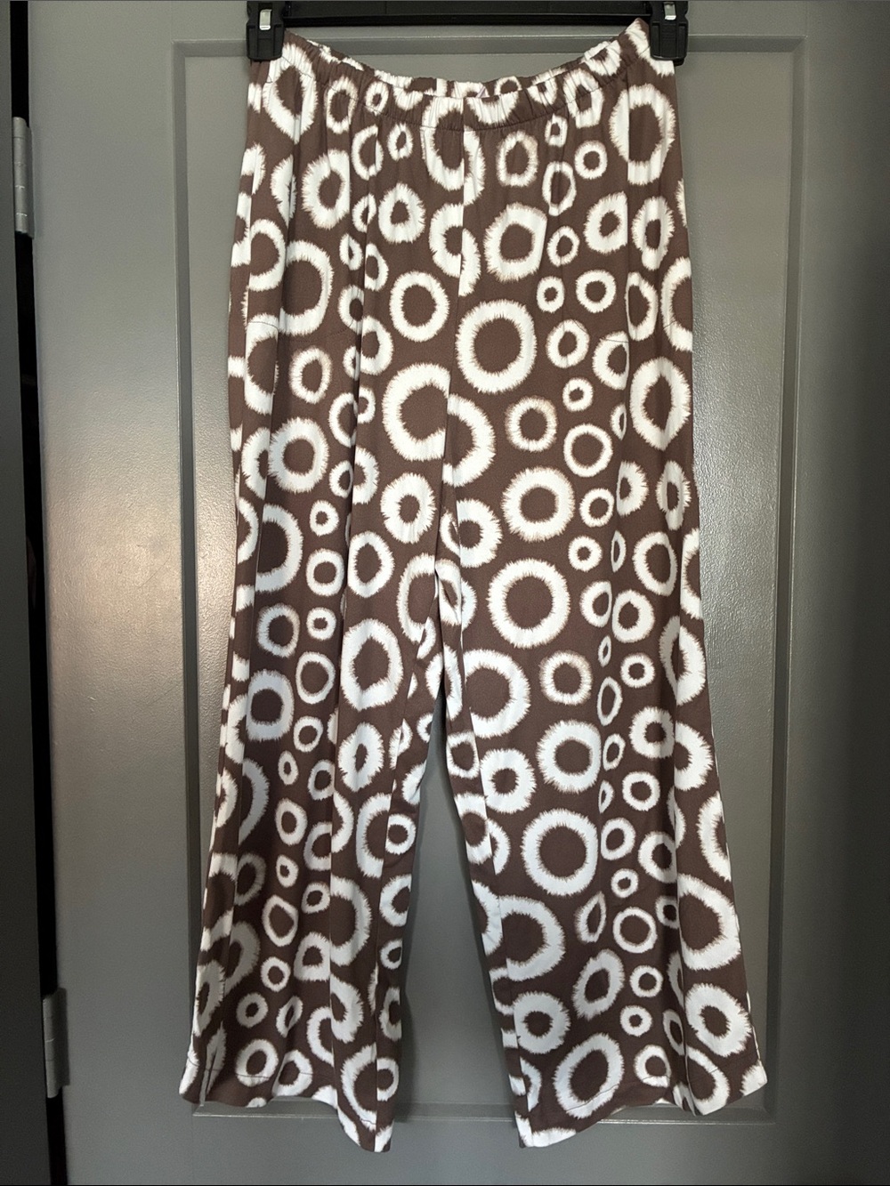 AnyBody Brown and White Wide-Leg Circle Print Pants